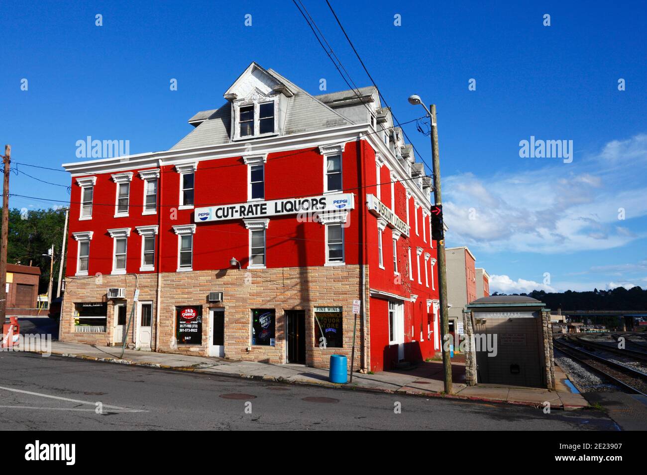 Vendita di liquori a prezzo ridotto vicino all'ex ferrovia di Baltimora e Ohio, Cumberland, Maryland, Stati Uniti Foto Stock