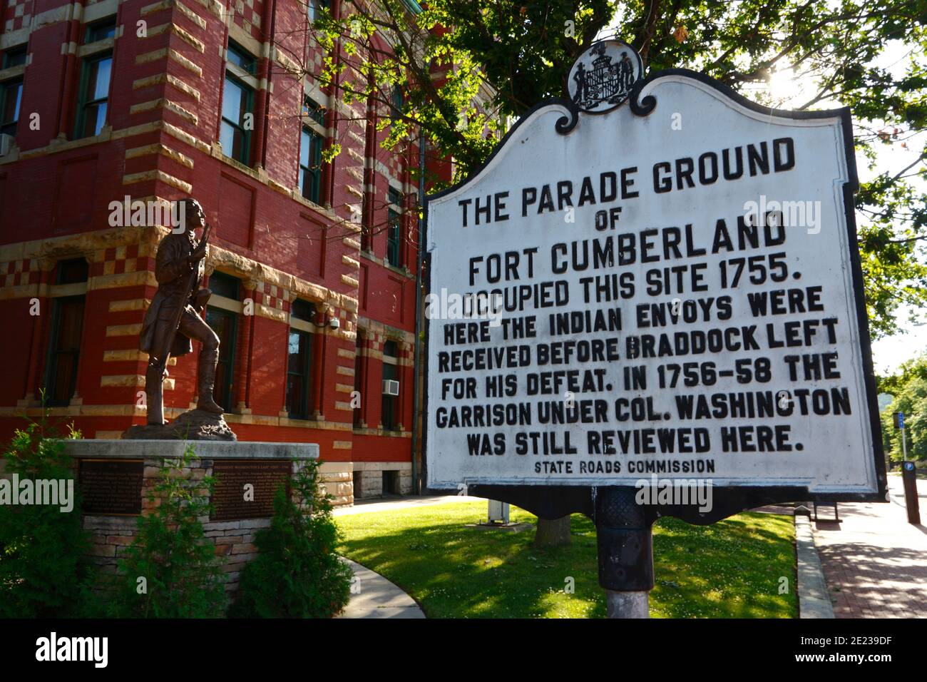 Segno del sito di Fort Cumberland Parade Ground fuori Circuit Court per l'edificio della contea di Allegany, Cumberland, Maryland, Stati Uniti Foto Stock