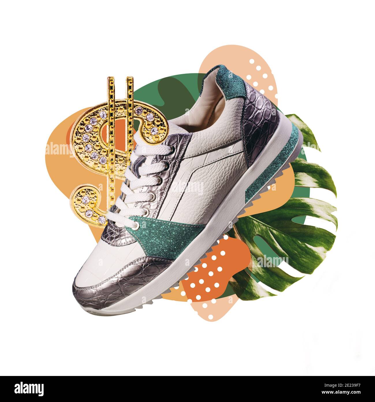 Collage di moda contemporanea di sneakers, foglia di Monstera, e segno dorato dollaro. Foto Stock