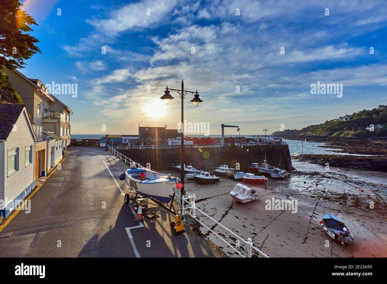 Immagine del porto a bassa marea a Rozel con piccoli battelli da pesca e di piacere all'alba. Rozel, St Martin, Jersey, Isole del canale Foto Stock