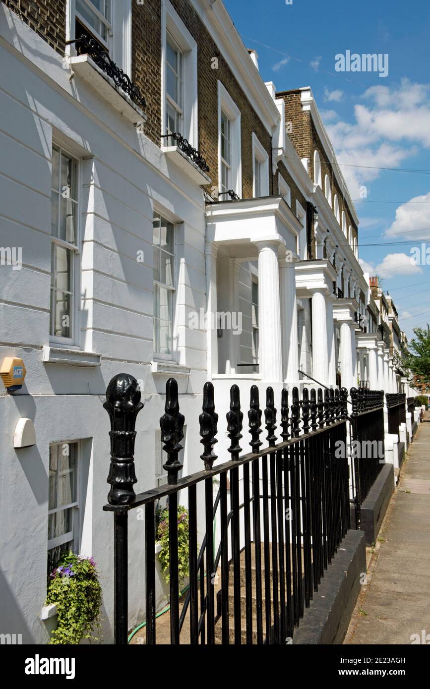 Case a schiera in stucco e mattoni con ringhiere lungo la parte anteriore, Compton Road N1 Canonbury London Borough of Islington Foto Stock