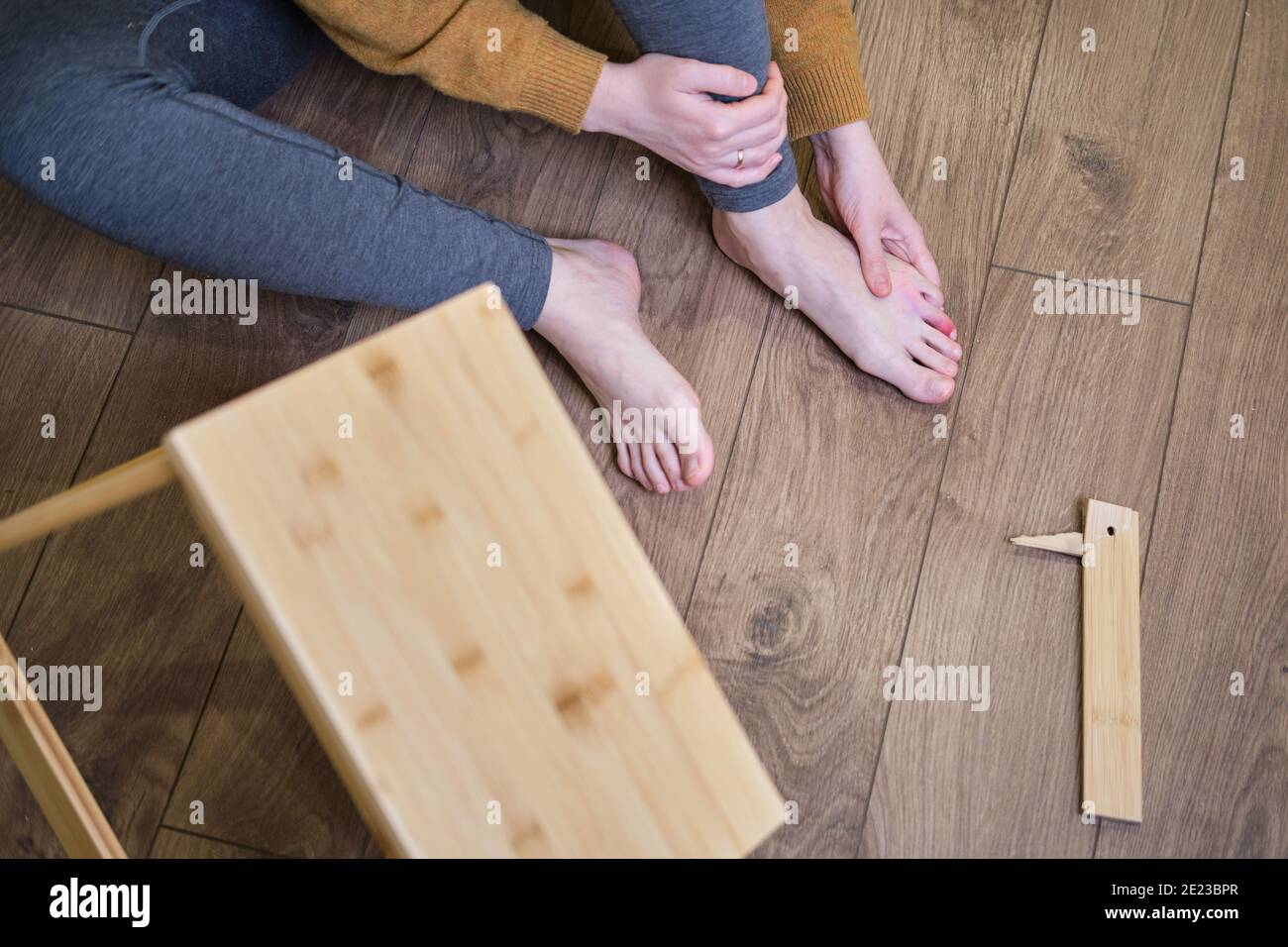 la-donna-cade-da-una-scala-di-legno-a-ca