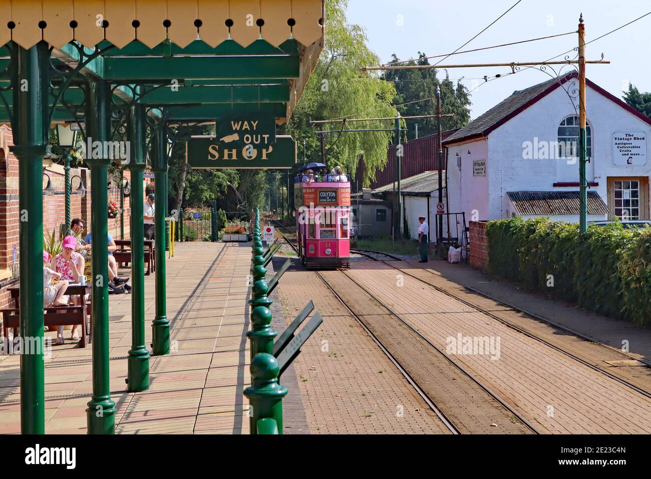 La piattaforma della stazione del tram di Colyton. Il tram collega Colyton a Seaton, passando per Colyford e costeggia la riserva naturale sul fiume Ax Foto Stock