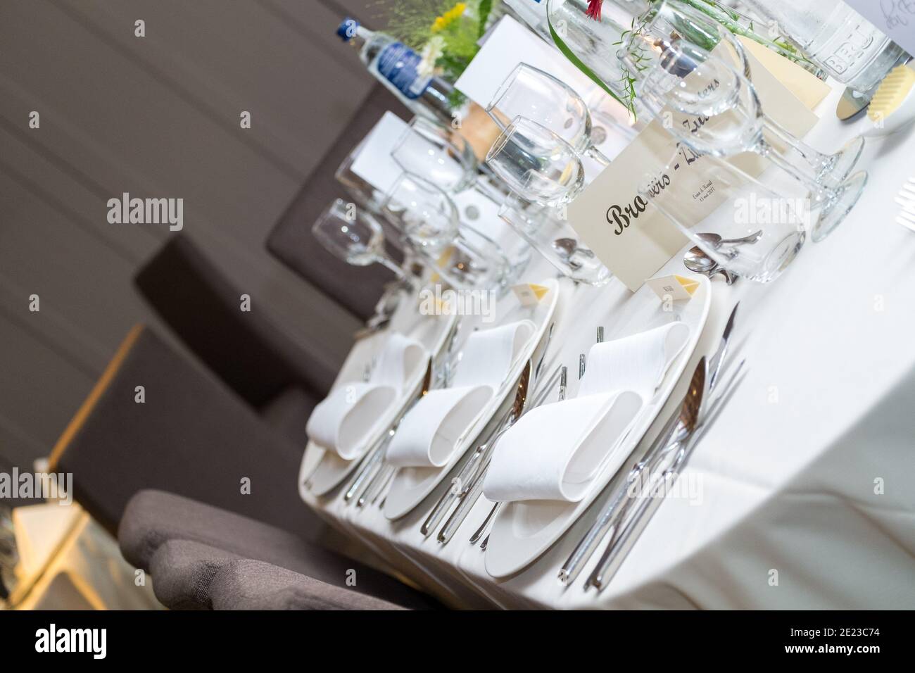 Tavolo festivo sposi coperti con una tovaglia, composizione decorata di verde, candele in sala banchetti di nozze. Primo piano. Illustrazione. Decorazioni in stile vintage. Dettagli. Ispirazione per il matrimonio. Foto di alta qualità Foto Stock