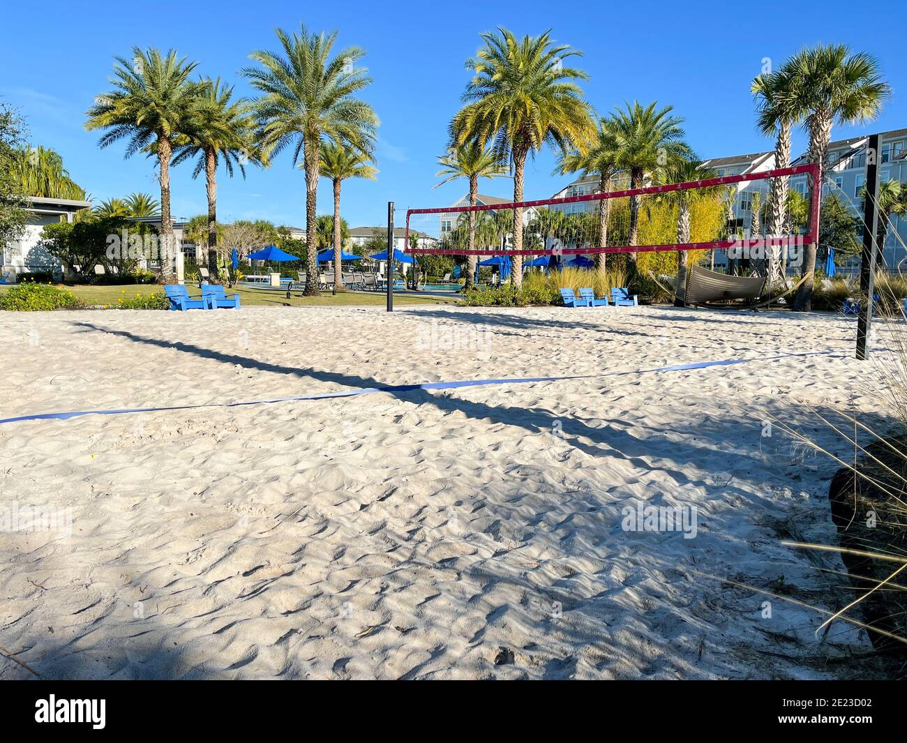 Orlando, FL USA - 4 gennaio 2021: Un complesso di servizi di quartiere, campo da Beach volley circondato da palme. Foto Stock