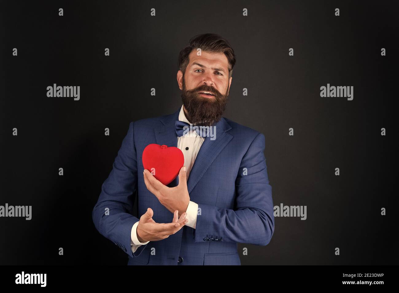 Occupazione stressante. Cuore della vita aziendale. Più attività fisica. Cuore sano. Uomo Barbuto hipster tenere cuore rosso. Health care concetto. Controllare aiuta a capire i fattori di rischio per la malattia di cuore. Foto Stock