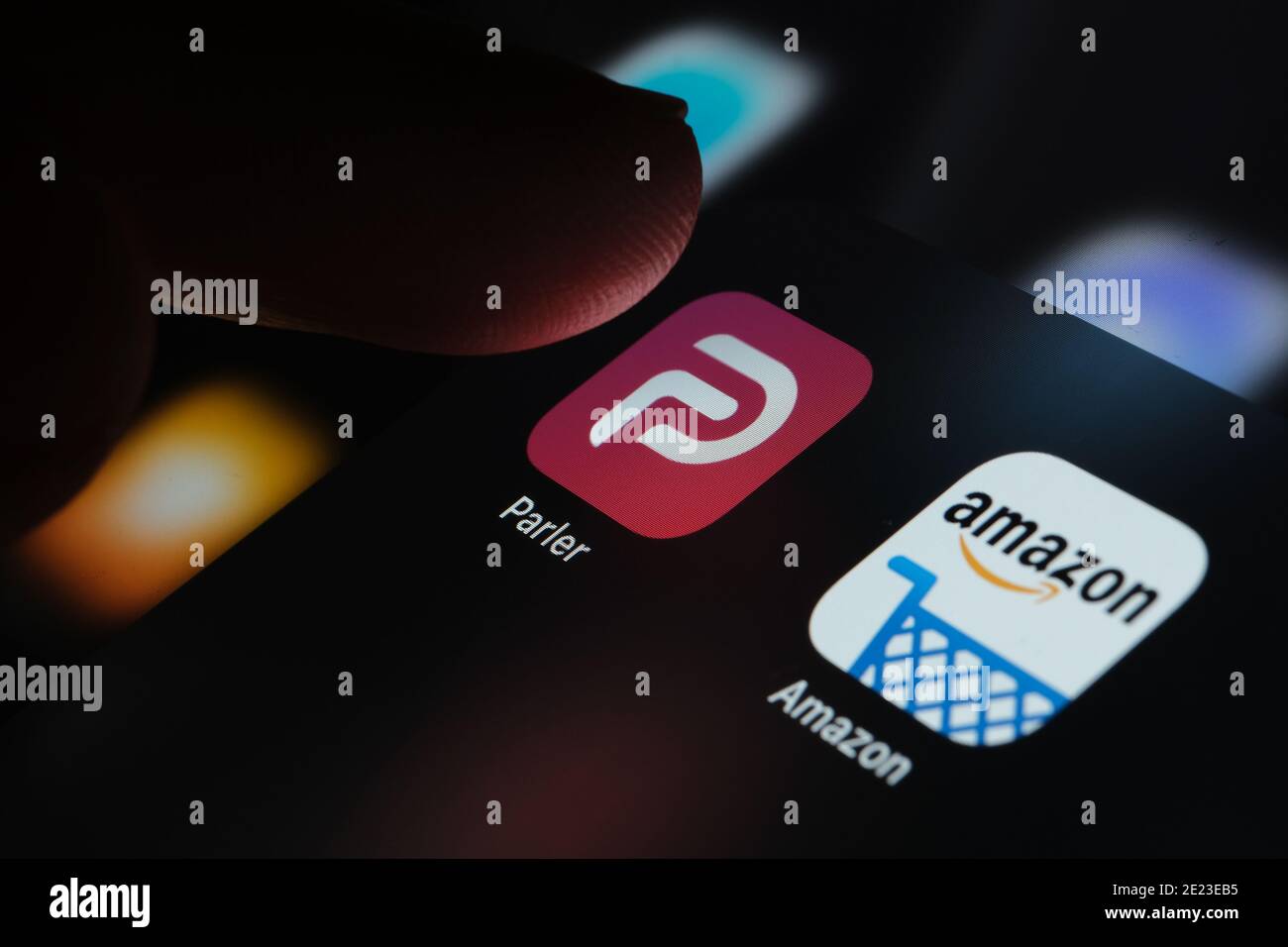 App Parler e Amazon visualizzate sullo schermo dell'iPad. Concetto. Parler è una piattaforma di social media vietata da Amazon AWS. Foto Stock