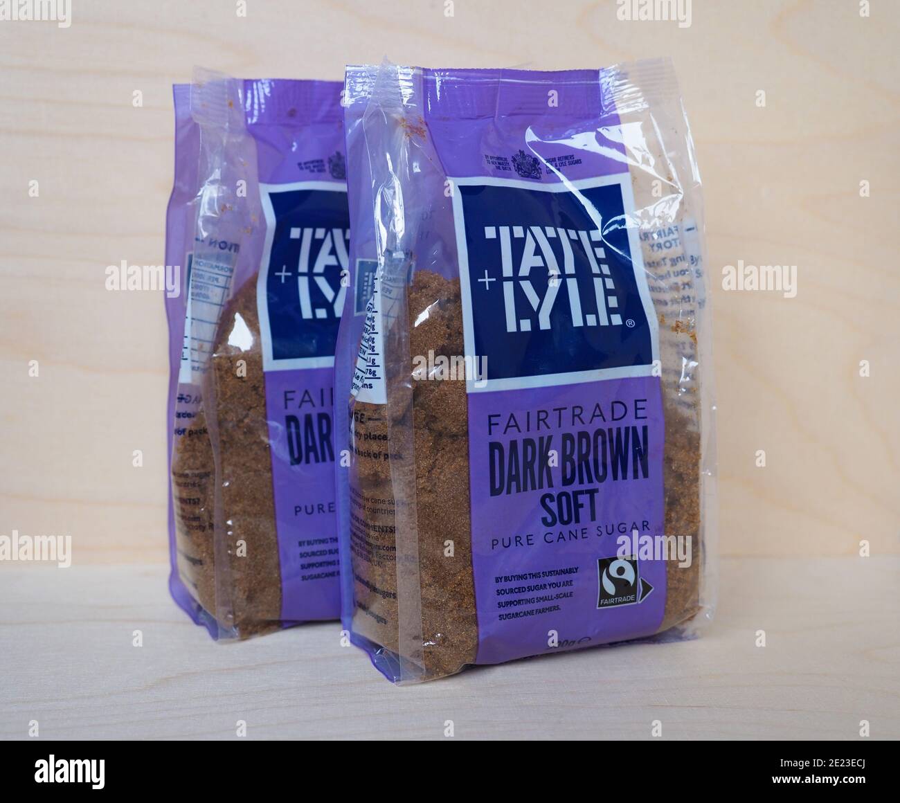 LIVERPOOL, UK - CIRCA DICEMBRE 2020: Pacchetto di zucchero di canna puro marrone scuro di Tate Lyle Foto Stock