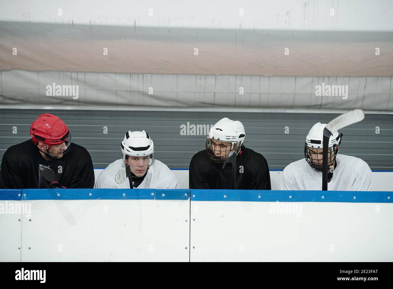 Hockey players standing on ice immagini e fotografie stock ad alta  risoluzione - Alamy