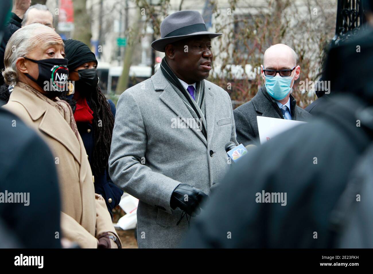 NEW YORK, NEW YORK-GENNAIO 11: Procuratore per i diritti civili ben Crump, keyon Harrold, Sr., Kat Rodriguez, genitori del keyon Harrold, Jr., Gewn Carr, madre di Eric Garner e Rev, al Sharpton partecipano alla conferenza stampa aggiornando il pubblico sull'arresto di Miya Ponsetta per assalto, tentato rapina, Affrontando le preoccupazioni sulla profilazione razziale e chiedendo all'hotel Arlo di scusarsi per la cattiva gestione dell'attacco all'ospite, il keyon Harrold Jr. Di 14 anni di Miya Ponsetta che ha attaccato e accusato violentemente il keyon Harrold Jr. Di furto del suo telefono cellulare, che è stato poi trovato da un conducente di una macchina Foto Stock