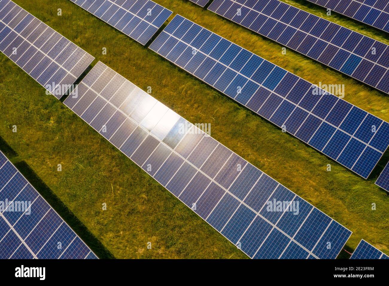 Solar Plant Array, DTE Turill Solar Plant, Lapeer, Michigan, uno dei molti progetti di energia rinnovabile nella regione Thumb del Michigan. Foto Stock