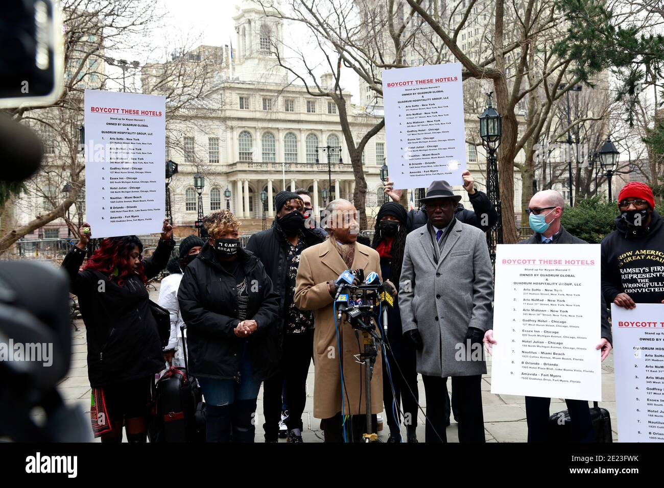 NEW YORK, NEW YORK-GENNAIO 11: Procuratore per i diritti civili ben Crump, keyon Harrold, Sr., Kat Rodriguez, genitori del keyon Harrold, Jr., Gewn Carr, madre di Eric Garner e Rev, al Sharpton partecipano alla conferenza stampa aggiornando il pubblico sull'arresto di Miya Ponsetta per assalto, tentato rapina, Affrontando le preoccupazioni sulla profilazione razziale e chiedendo all'hotel Arlo di scusarsi per la cattiva gestione dell'attacco all'ospite, il keyon Harrold Jr. Di 14 anni di Miya Ponsetta che ha attaccato e accusato violentemente il keyon Harrold Jr. Di furto del suo telefono cellulare, che è stato poi trovato da un conducente di una macchina Foto Stock