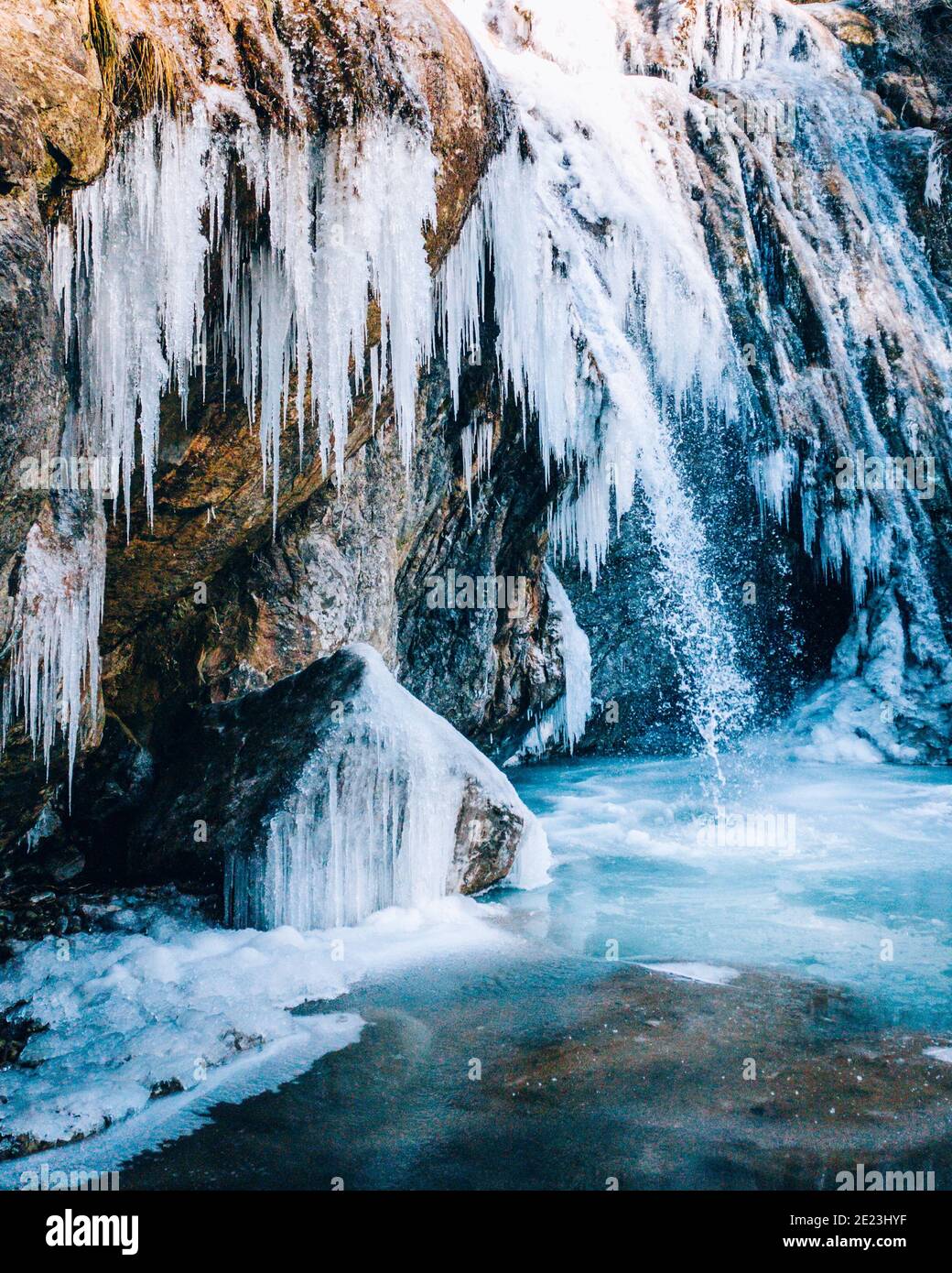 Cascata in una grotta in un ambiente freddo, bellissimo paesaggio ghiacciato. Acqua congelata. Turismo invernale in Spagna, Catalogna, Barcellona, Osona, Vidra, Salt Foto Stock