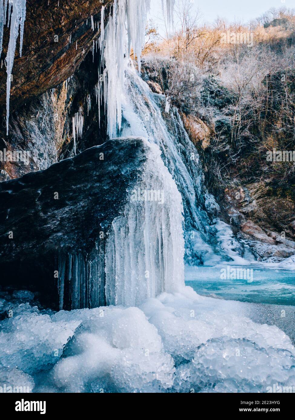 Formazione di ghiaccio da una cascata ghiacciata sopra una grotta con neve bianca. Cascata ghiacciata. Paesaggio freddo e gelo. Turismo in Spagna, Catalogna, Barcellona Foto Stock