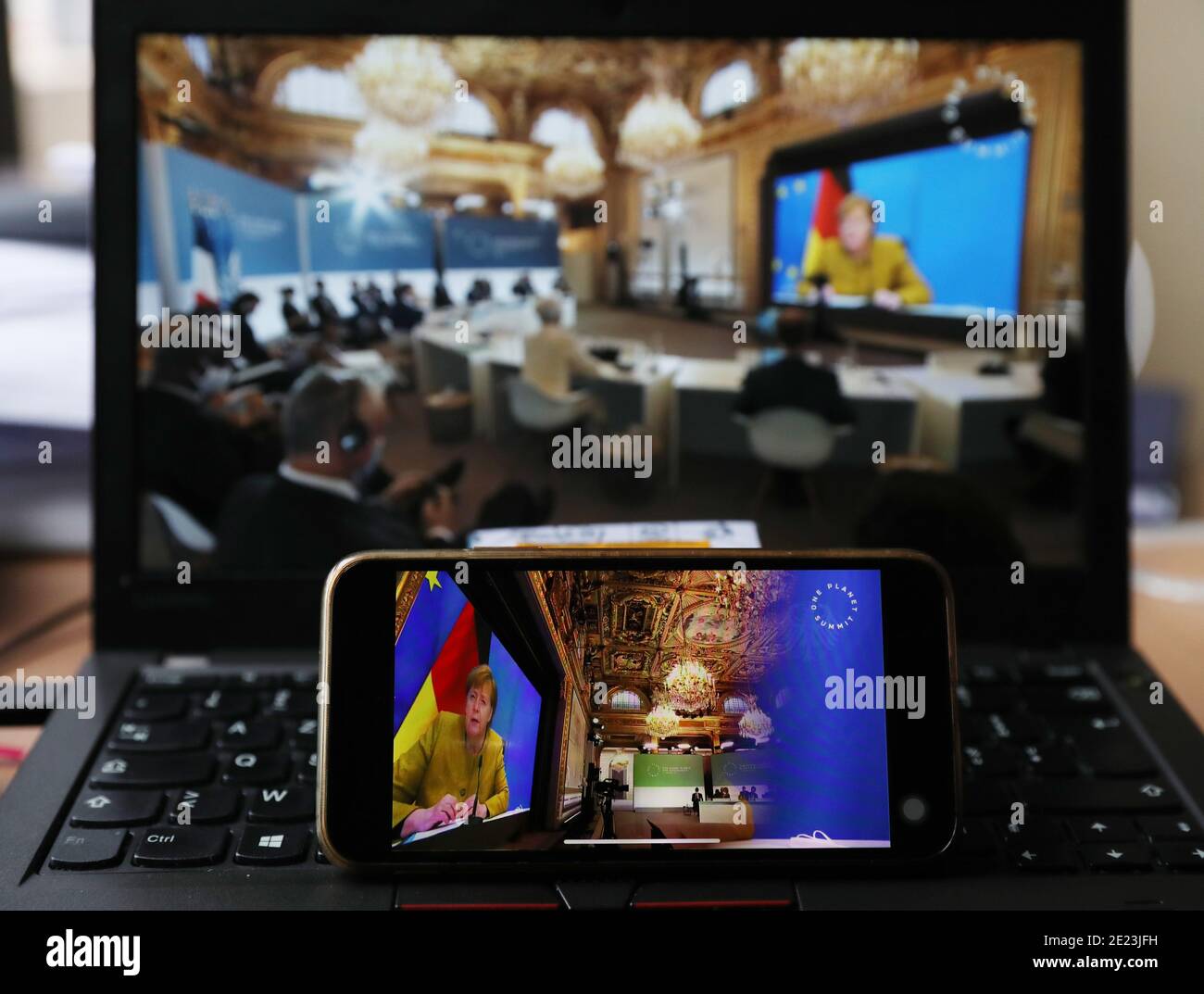 (210111) -- PARIGI, 11 gennaio 2021 (Xinhua) -- Foto scattata a Parigi, Francia, il 11 gennaio 2021 mostra schermi che mostrano la cancelliera tedesca Angela Merkel affrontare il Vertice unico del pianeta per la biodiversità. Lunedì i leader mondiali hanno ribadito l'urgente necessità di un'azione globale concertata per la salvaguardia della biodiversità e di un quadro di governance globale sulle questioni climatiche nell'era post-pandemica. Organizzato dal governo francese in collaborazione con le Nazioni Unite e la Banca mondiale, il Vertice unico sul pianeta ha riunito i leader mondiali per impegnarsi a proteggere e ripristinare la biodiversità. (Xinhua/Gao Jing) Foto Stock