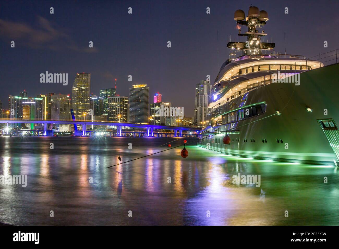 Uno yacht di lusso con vista sulla città di Miami sullo sfondo Foto Stock