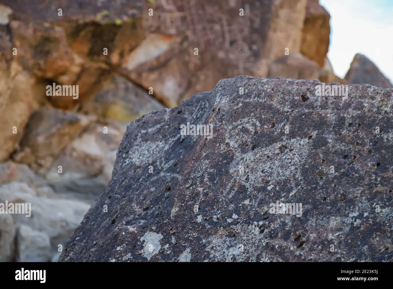 BISHOP, CALIFORNIA, STATI UNITI - 21 dicembre 2020: Un'immagine di una pecora di bighorn è inclusa in una galleria di petroglifici nativi americani a Chidago Canyo Foto Stock