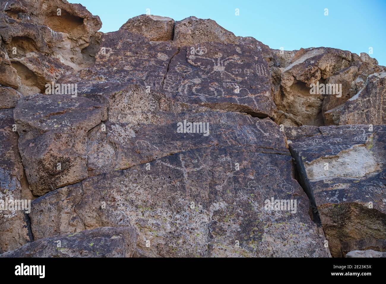 BISHOP, CALIFORNIA, STATI UNITI - Dic 21, 2020: Una galleria di petroglifi nel Chidago Canyon, una parte del monumento vulcanico Tableland nella California orientale Foto Stock