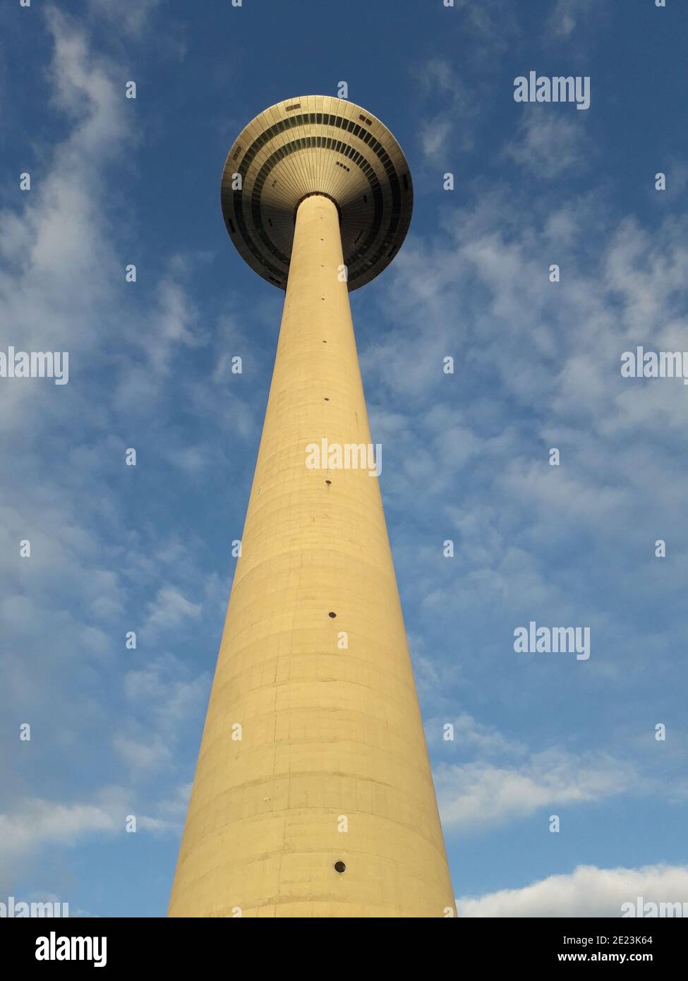 Francoforte radio torre in serata ligh Foto Stock