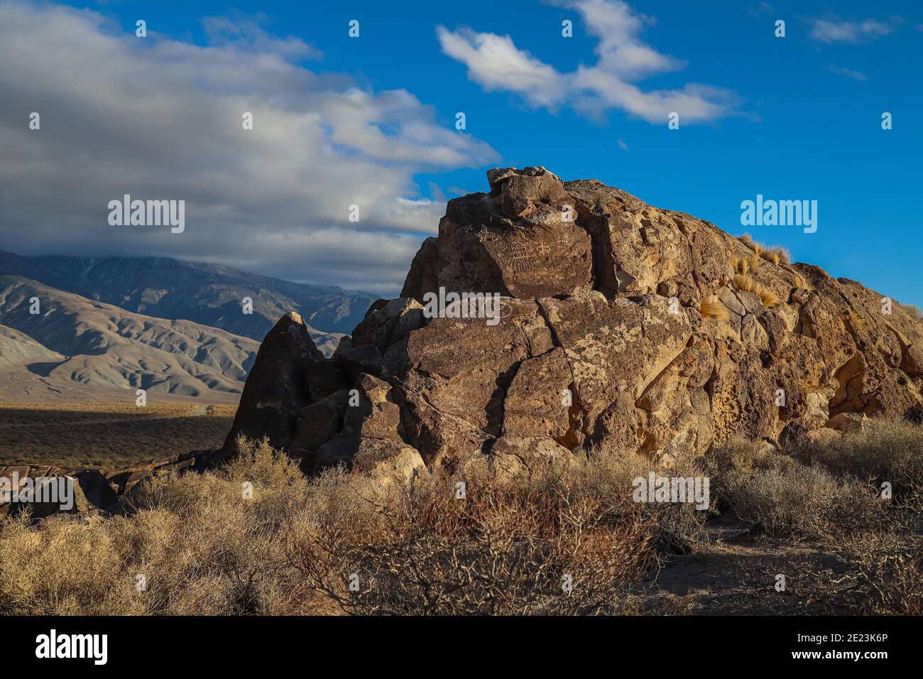 BISHOP, CALIFORNIA, STATI UNITI - Dic 21, 2020: I petroglifi nativi americani adornano una roccia butte nella zona vulcanica Tableland della contea di Inyo. Foto Stock