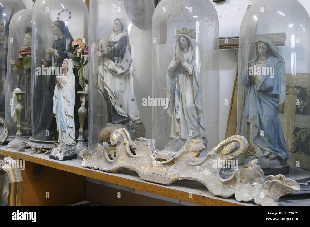 Vista di statue religiose assortite in un antico laboratorio a Lecce, Italia Foto Stock
