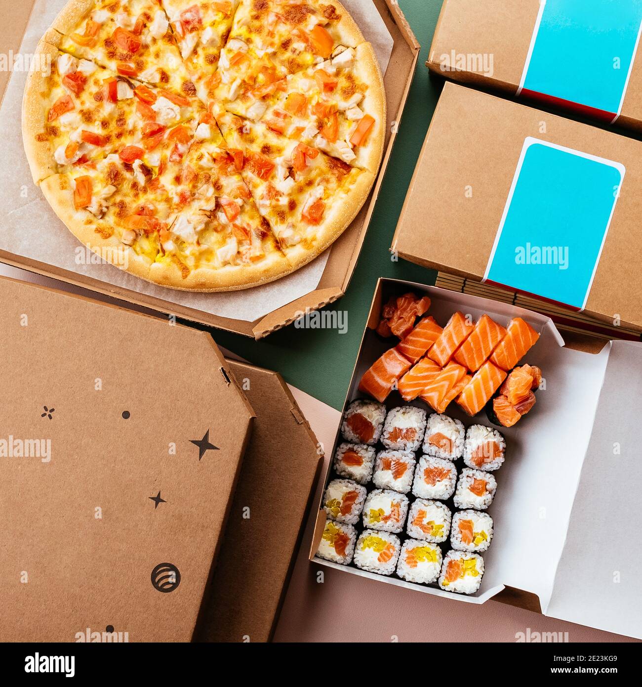 Servizio di consegna del cibo. Panini pizza sushi Foto Stock