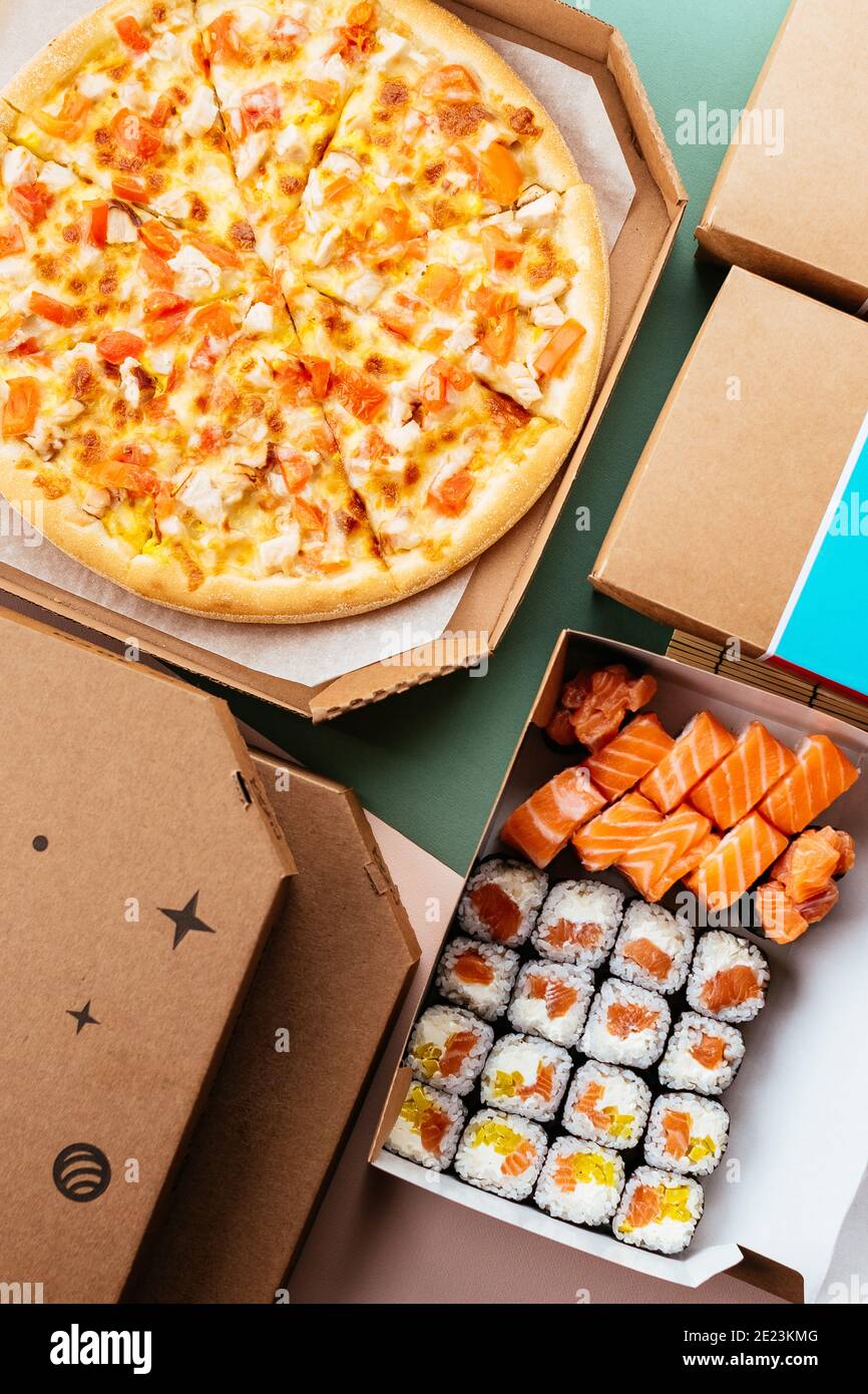 Servizio di consegna del cibo. Panini pizza sushi Foto Stock