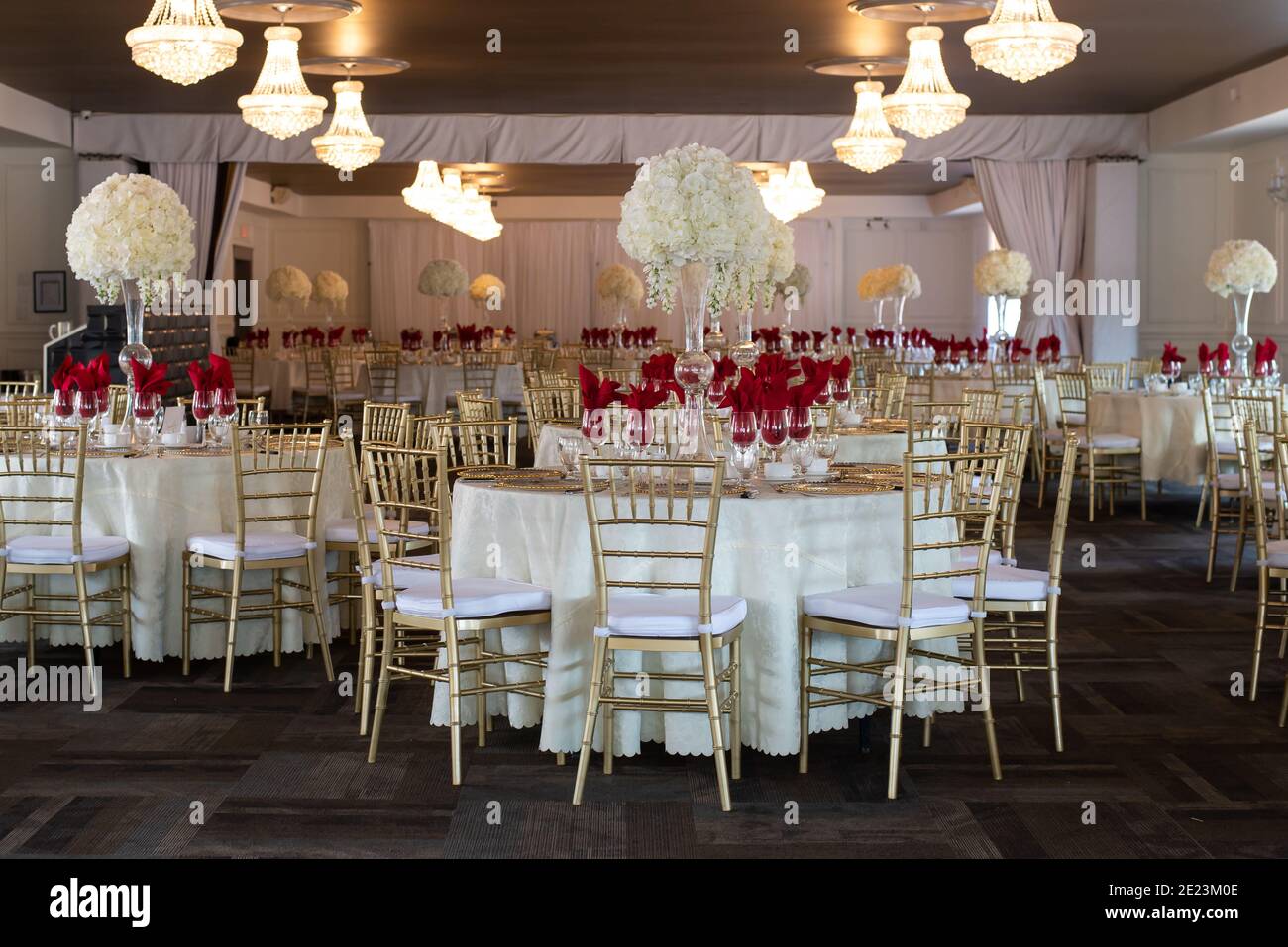 Design della sala per matrimoni in colori dorati, rossi e bianchi Foto Stock