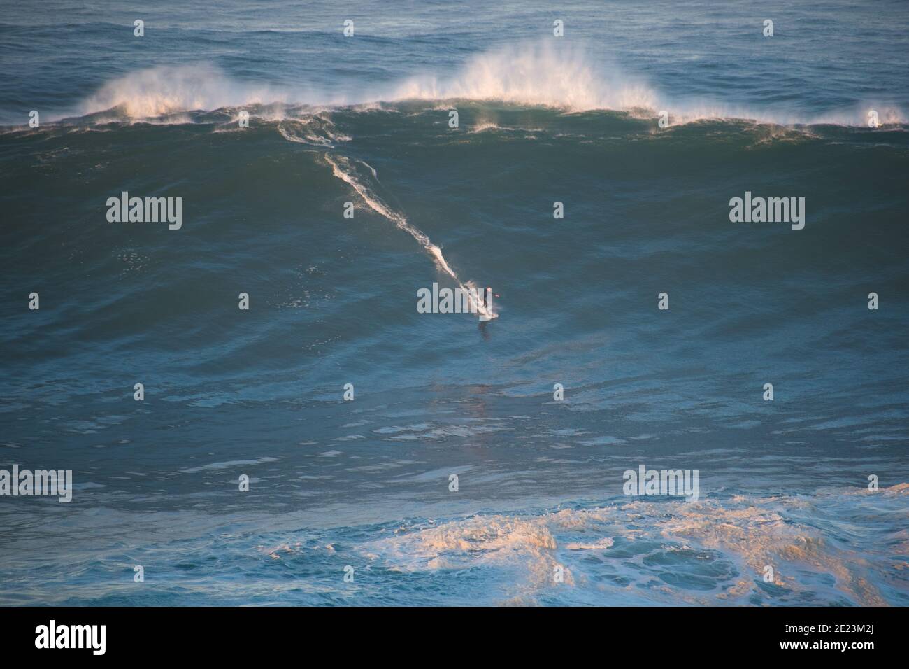 Big Wave Surfing, Nazare 29/10/20. Uno dei giorni più grandi mai surfati come l'uragano Epsilon ha portato uno storico sgozzamento Nord Atlantico. Foto Stock