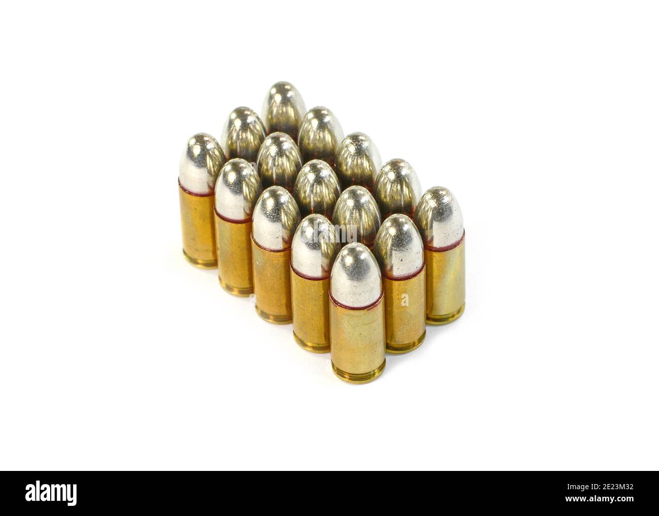 pallottola per una pistola isolata su sfondo bianco. Calibro 9 mm. Foto Stock