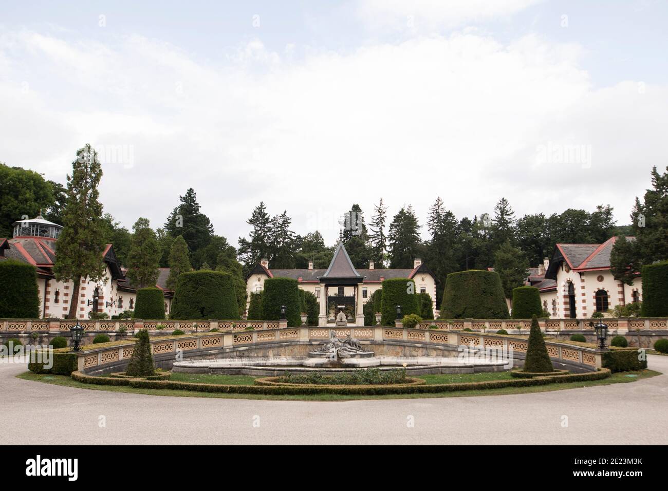 La fontana e il cortile di Tilgnerbrunnen a Hermesvilla, la casa di campagna dell'imperatrice asburgica Elisabeth (Sisi), alla periferia di Vienna, Austria. Foto Stock