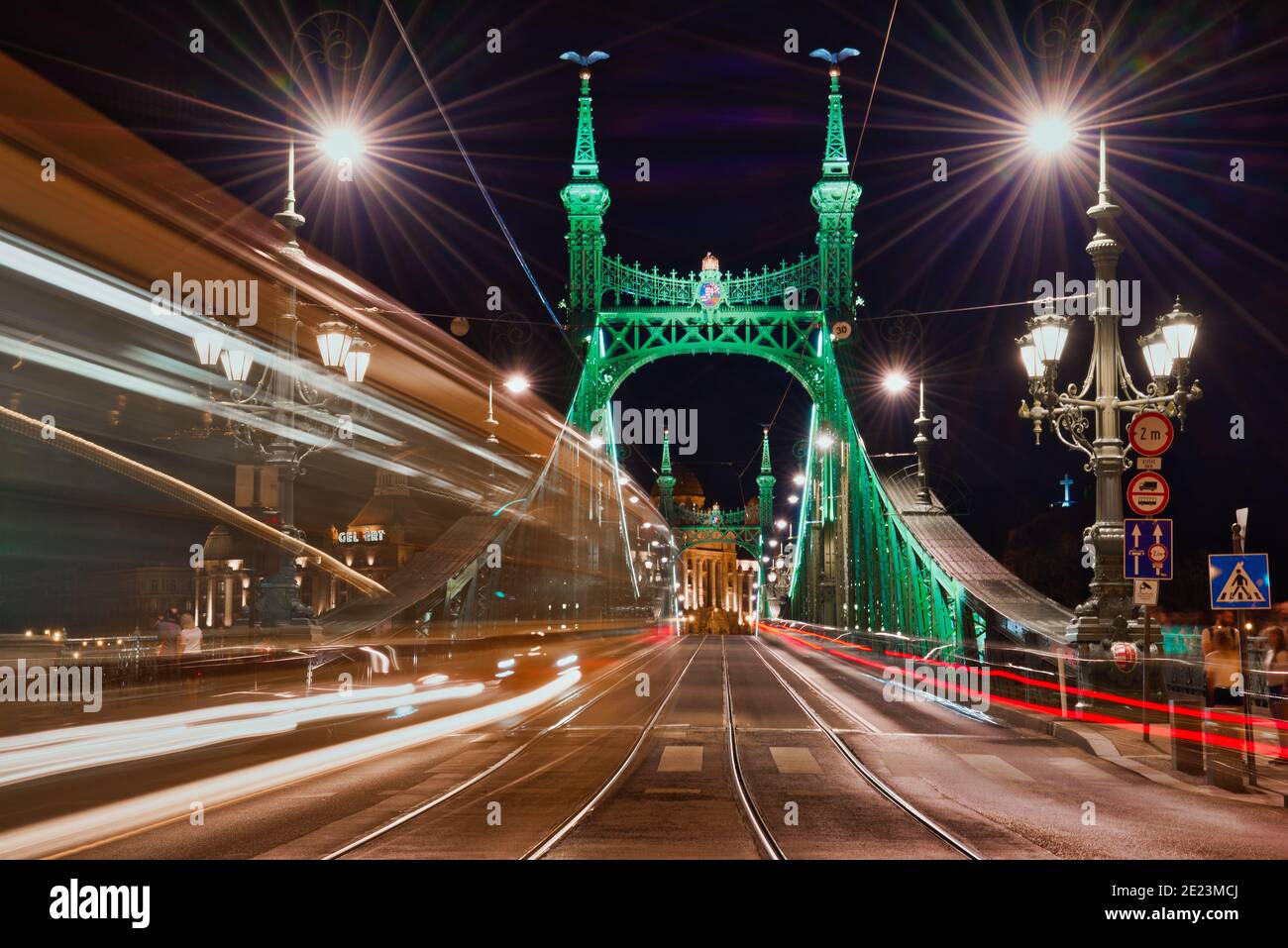 Liberty Bridge di notte con sentieri luminosi Foto Stock