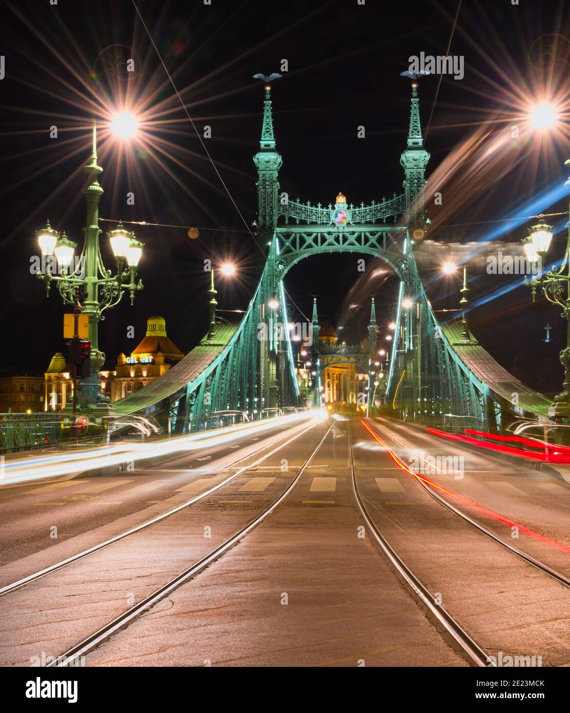 Liberty Bridge di notte con sentieri luminosi Foto Stock