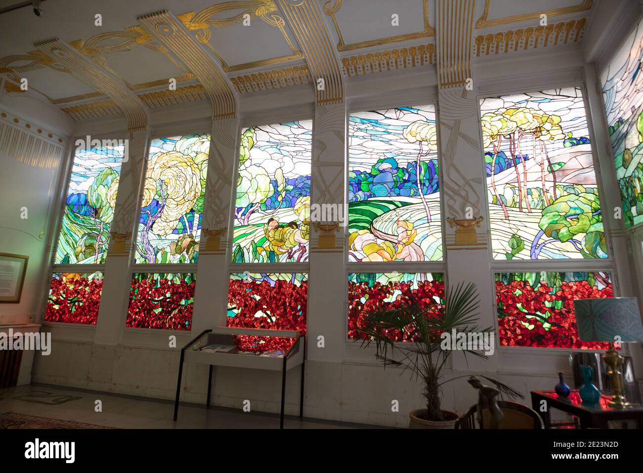 Il salone Adolf Böhm con 1895 vetrate Jugendstil nella prima villa otto Wagner, oggi Museo Ernst Fuchs a Vienna, Austria. Foto Stock