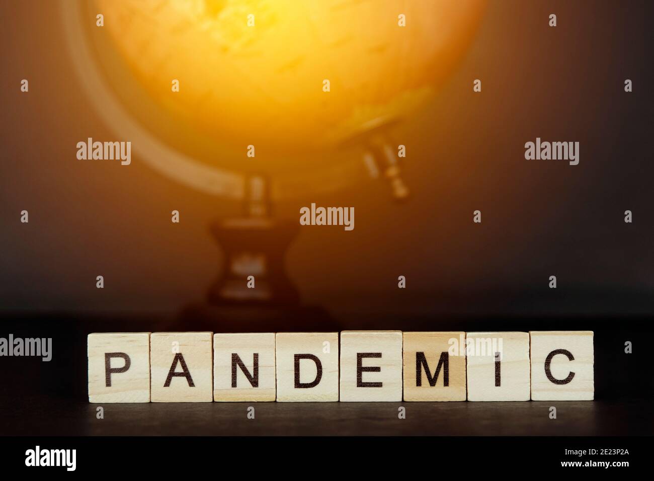 Global Pandemic Concept - piastrelle di parola - Covid 19 - Corona Virus - Globe Foto Stock