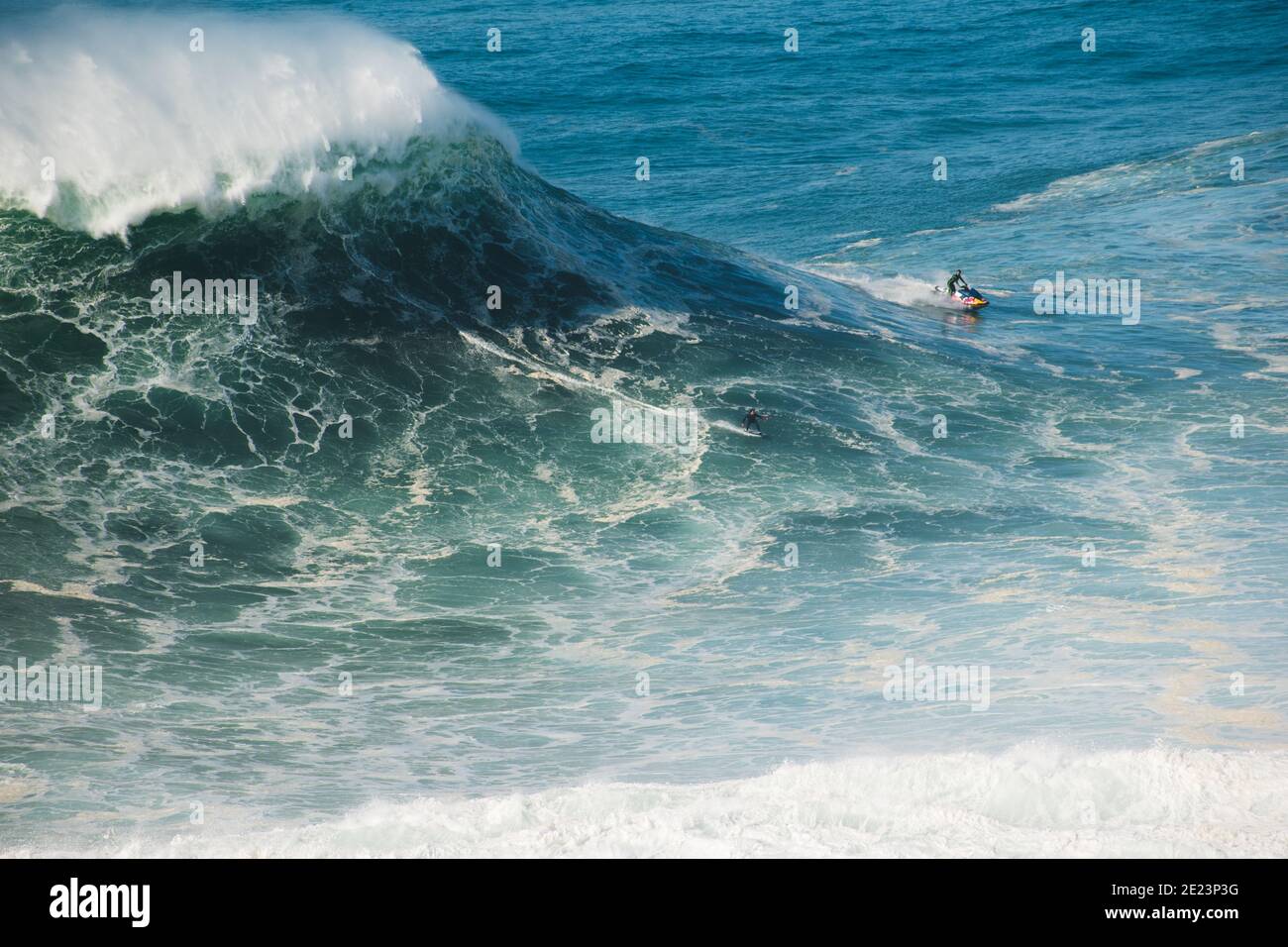 Big Wave Surfing, Nazare 29/10/20. Uno dei giorni più grandi mai surfati come l'uragano Epsilon ha portato uno storico sgozzamento Nord Atlantico. Foto Stock