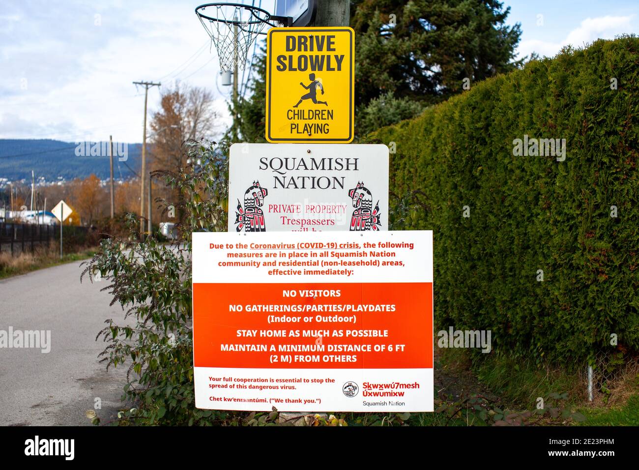 North Vancouver, British-Columbia / Canada - 11/21/2020: Un ingresso alla Riserva della Nazione Squamish a Mosquito Creek, con il loro COVID-19 (Coronaviru Foto Stock