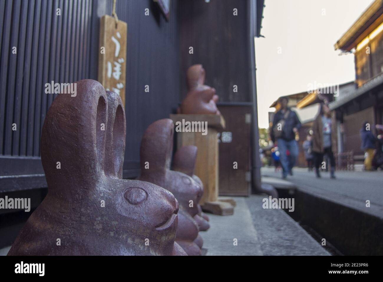 Fuoco selettivo di sculture di coniglio a Takayama, Giappone Foto Stock