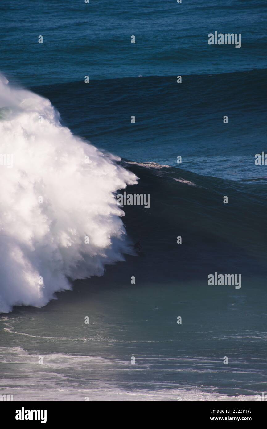 Big Wave Surfing, Nazare 29/10/20. Uno dei giorni più grandi mai surfati come l'uragano Epsilon ha portato uno storico sgozzamento Nord Atlantico. Foto Stock