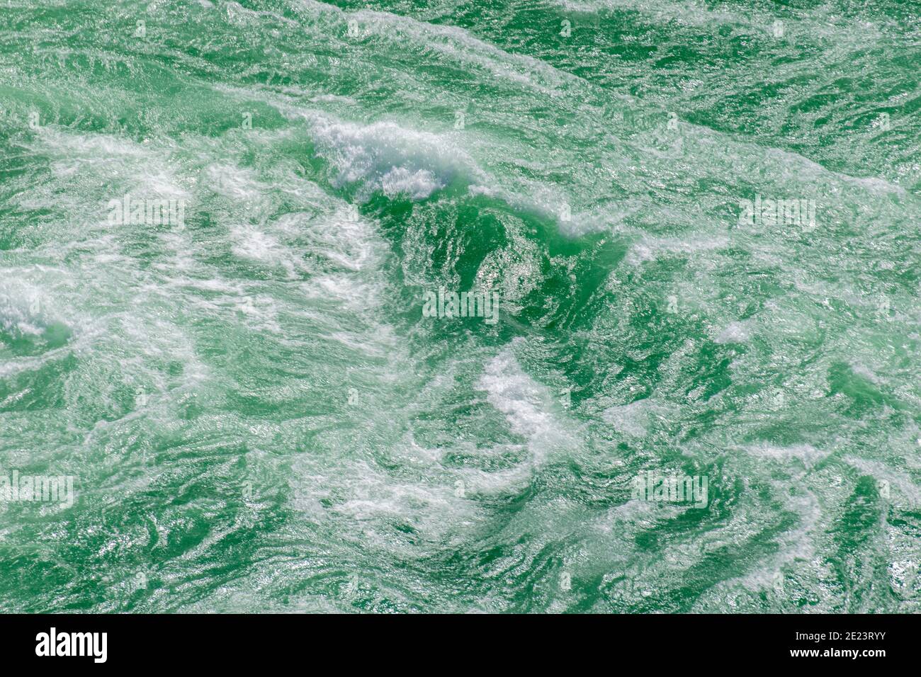 Turbolento fiume acqua per l'uso come sfondo d'arte o carta da parati. Foto Stock