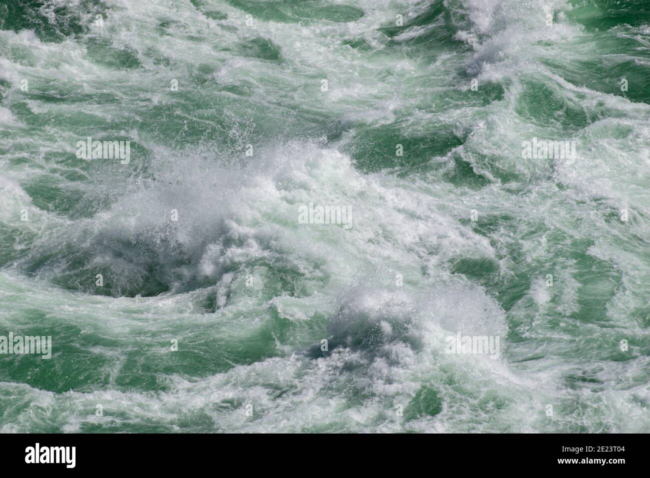Turbolento fiume acqua per l'uso come sfondo d'arte o carta da parati. Foto Stock
