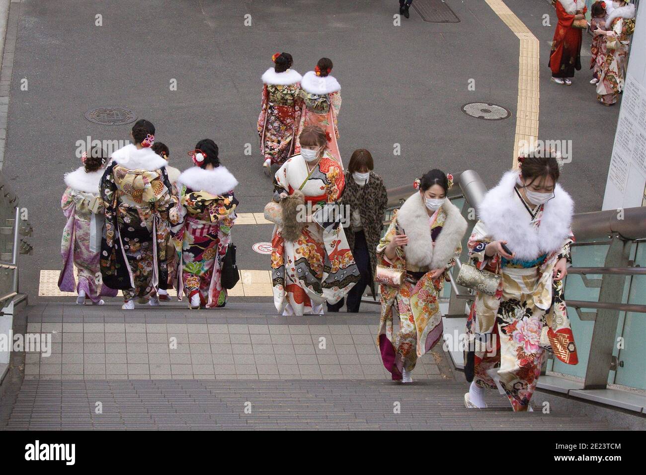 11 gennaio 2021, Yokohama, Giappone: Coming of Age Day. 'Seijin no hi' è una festa giapponese che si tiene ogni anno il secondo lunedì di gennaio. Si tiene per congratularsi con tutti coloro che hanno raggiunto o raggiunto l'età di maturità, 20 anni. Credit: Michael Steinebach/AFLO/Alamy Live News Foto Stock