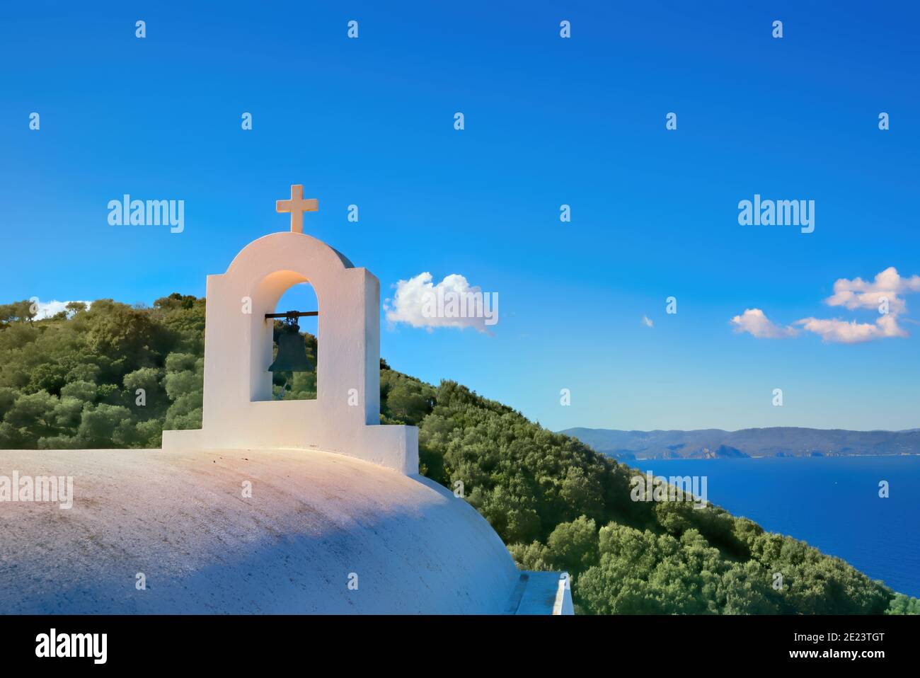 Tradizionale chiesa bianca dell'isola, situata sull'isola di Skiathos in Grecia. San Alessandro. Foto Stock