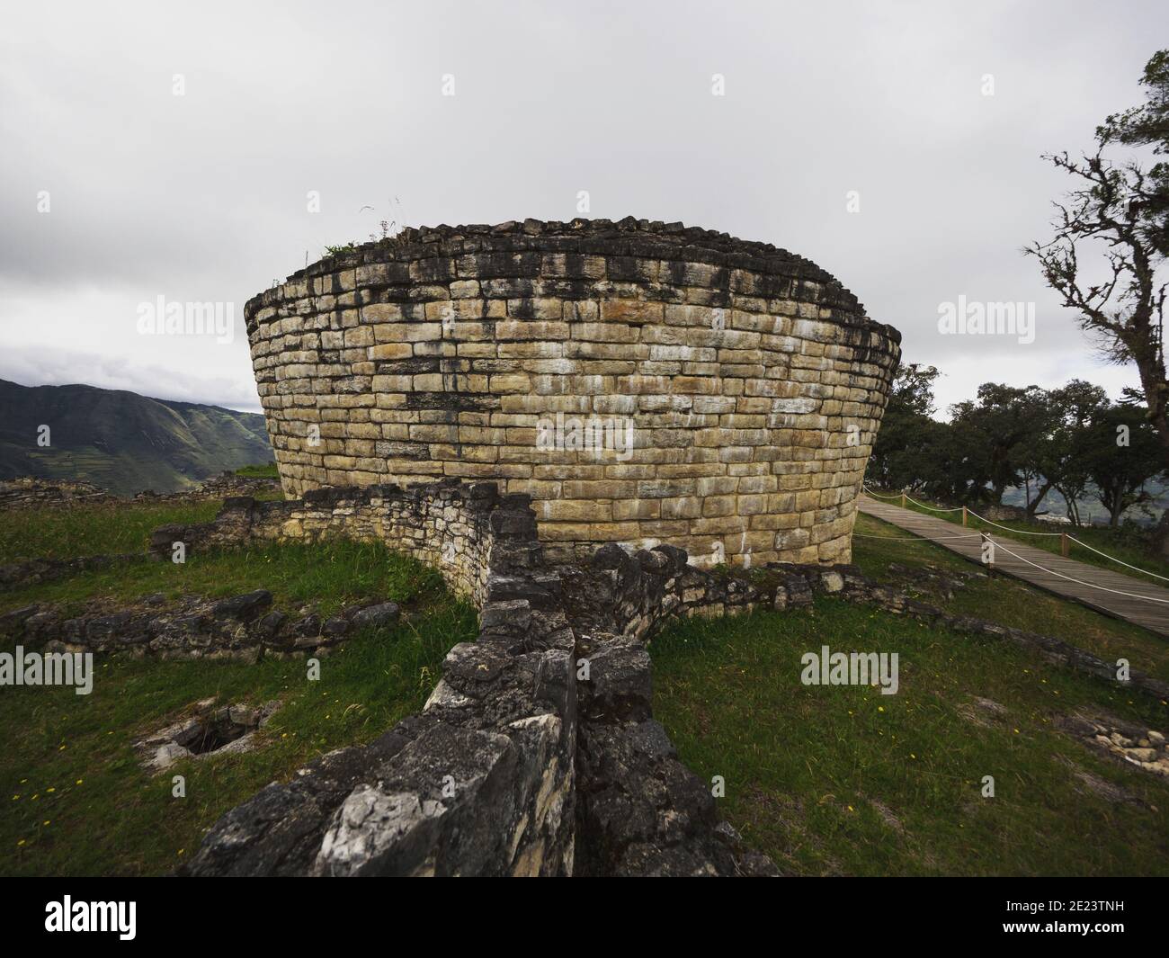 Vista panoramica delle antiche mura della città cittadella rovine Kuelap andes Nuvola guerrieri archeologia pre-inca fortificazione Nuevo Tingo Luya Amazonas Nord PE Foto Stock