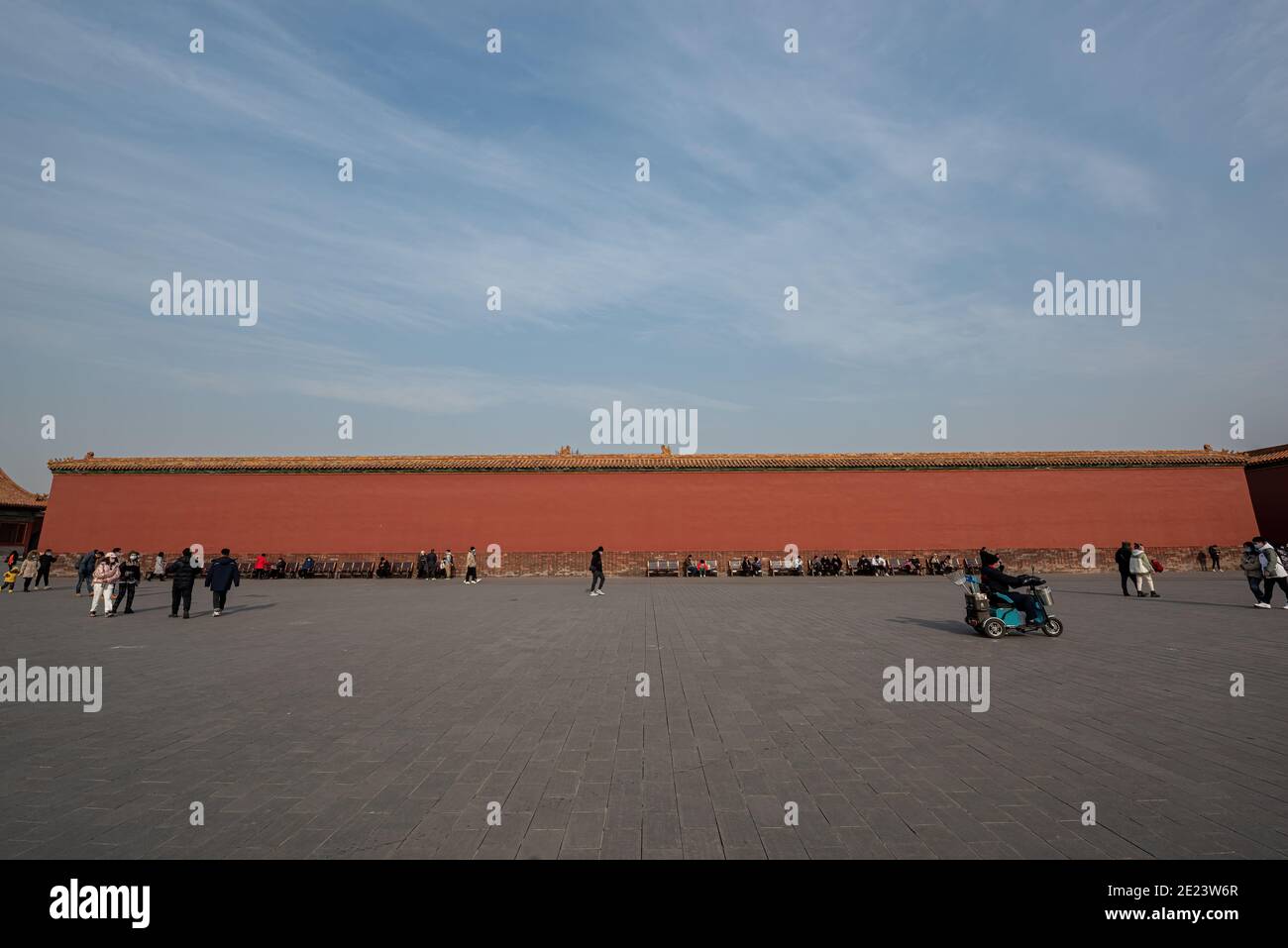 Pechino, Cina - 26 dicembre 2020: I turisti si rompono sotto il muro rosso della Città Proibita Foto Stock