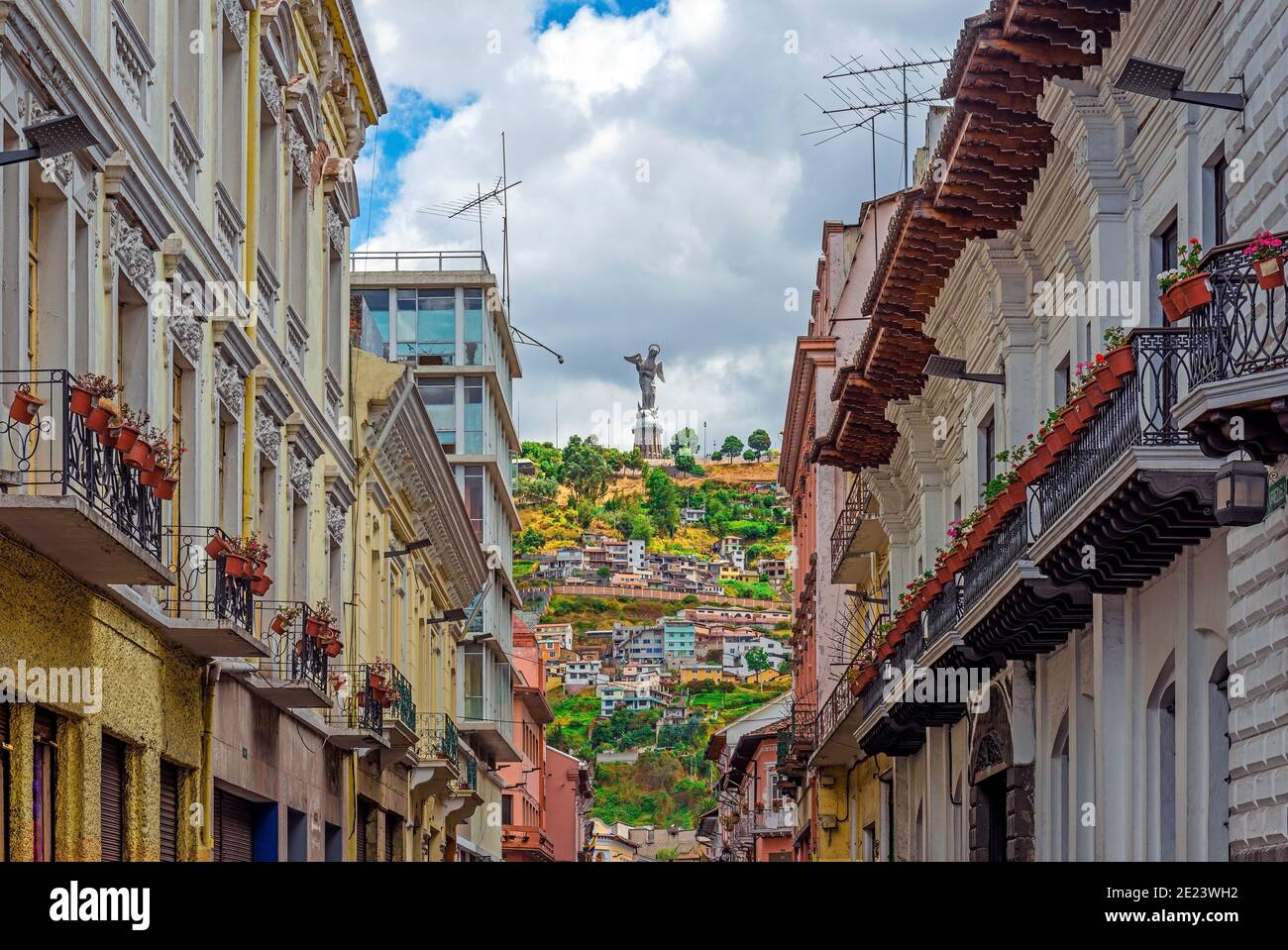 Paesaggio urbano di architettura coloniale con la Vergine Maria apocalittica sulla collina di Panecillo, Quito, Ecuador. Foto Stock