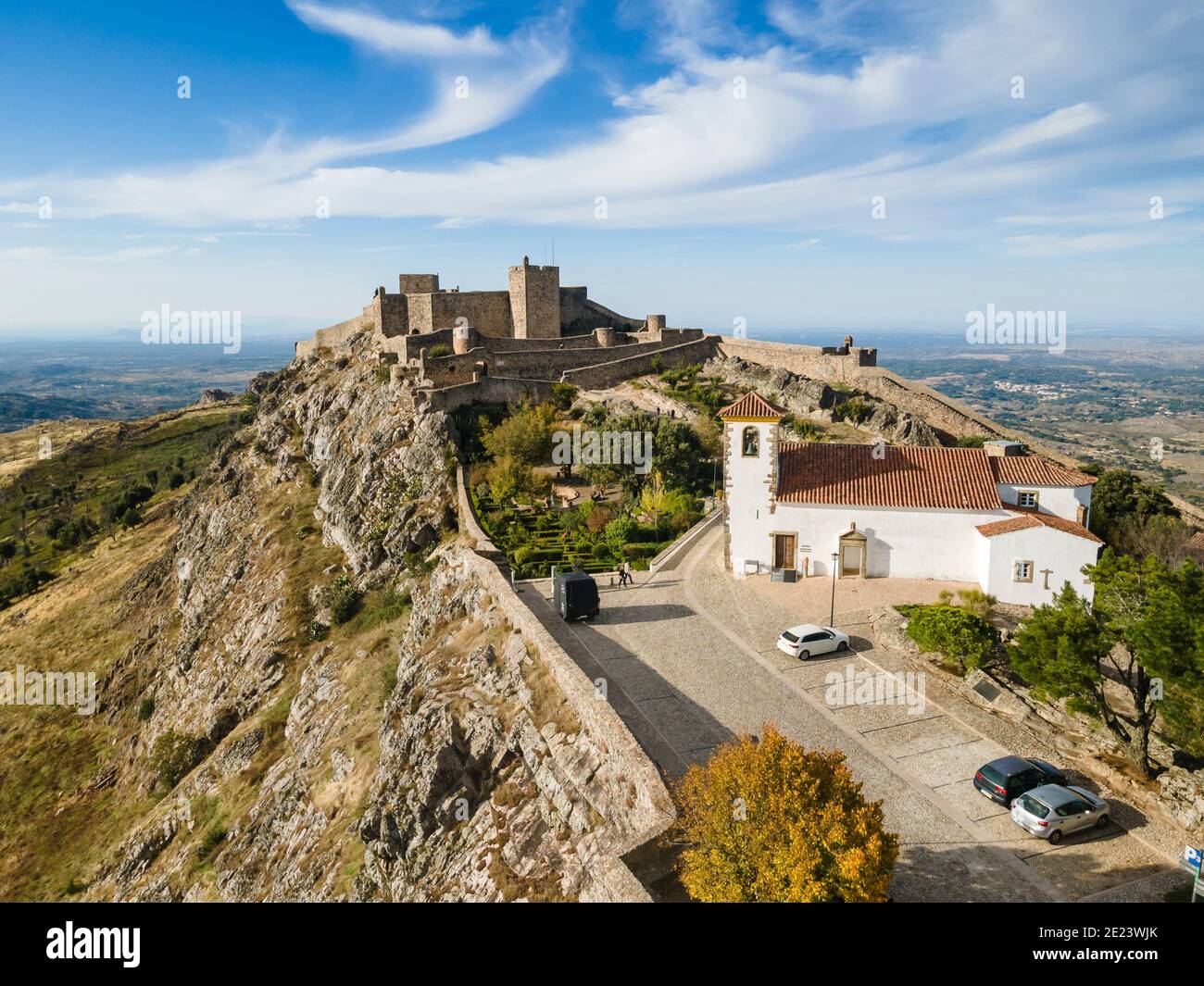 Incredibile Marvao con il castello situato sulla cima della collina ad Alentejo, Portogallo Foto Stock