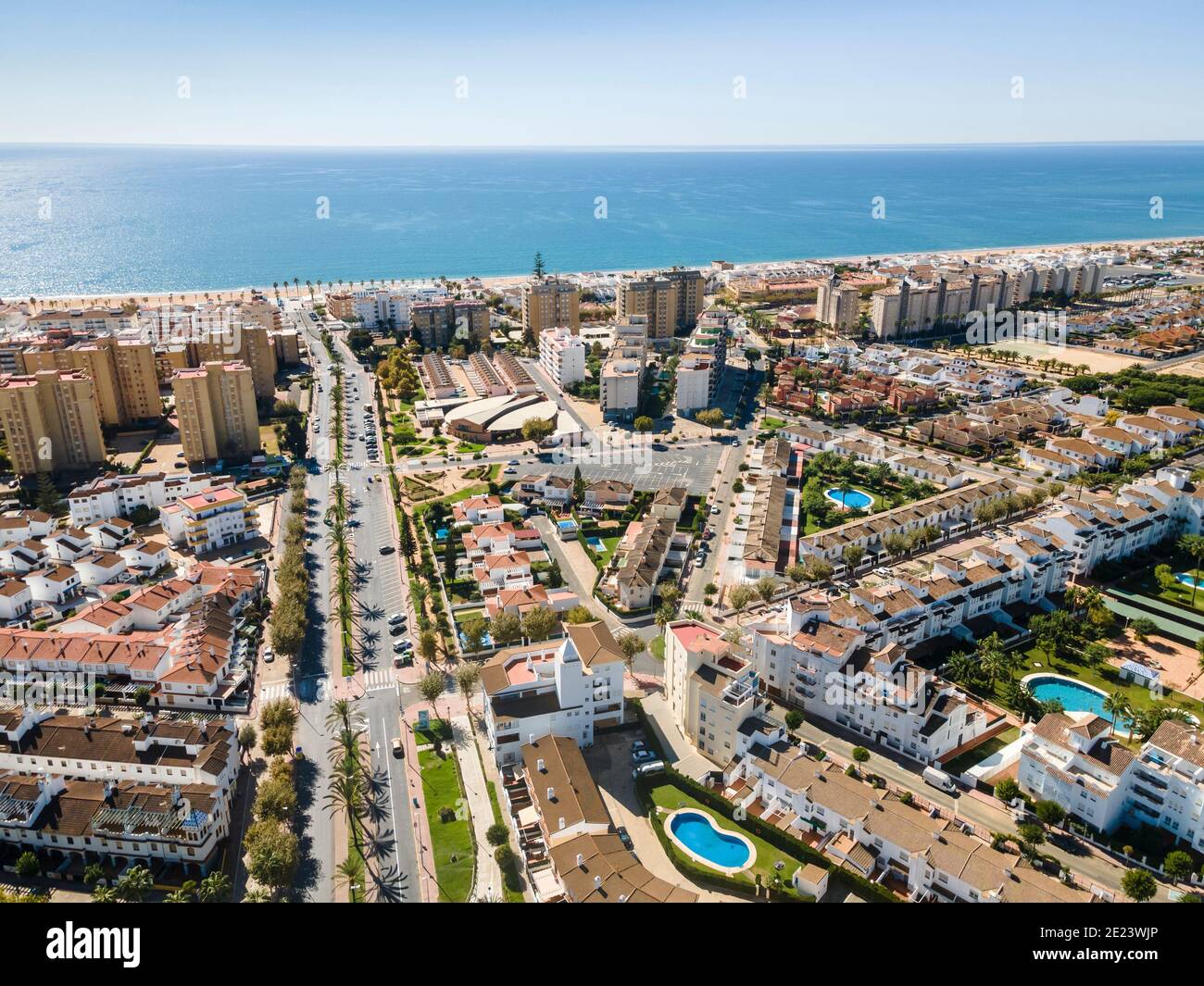 Vista aerea di Islantilla, una città balneare piena di località, Lepe, Huelva, Spagna Foto Stock