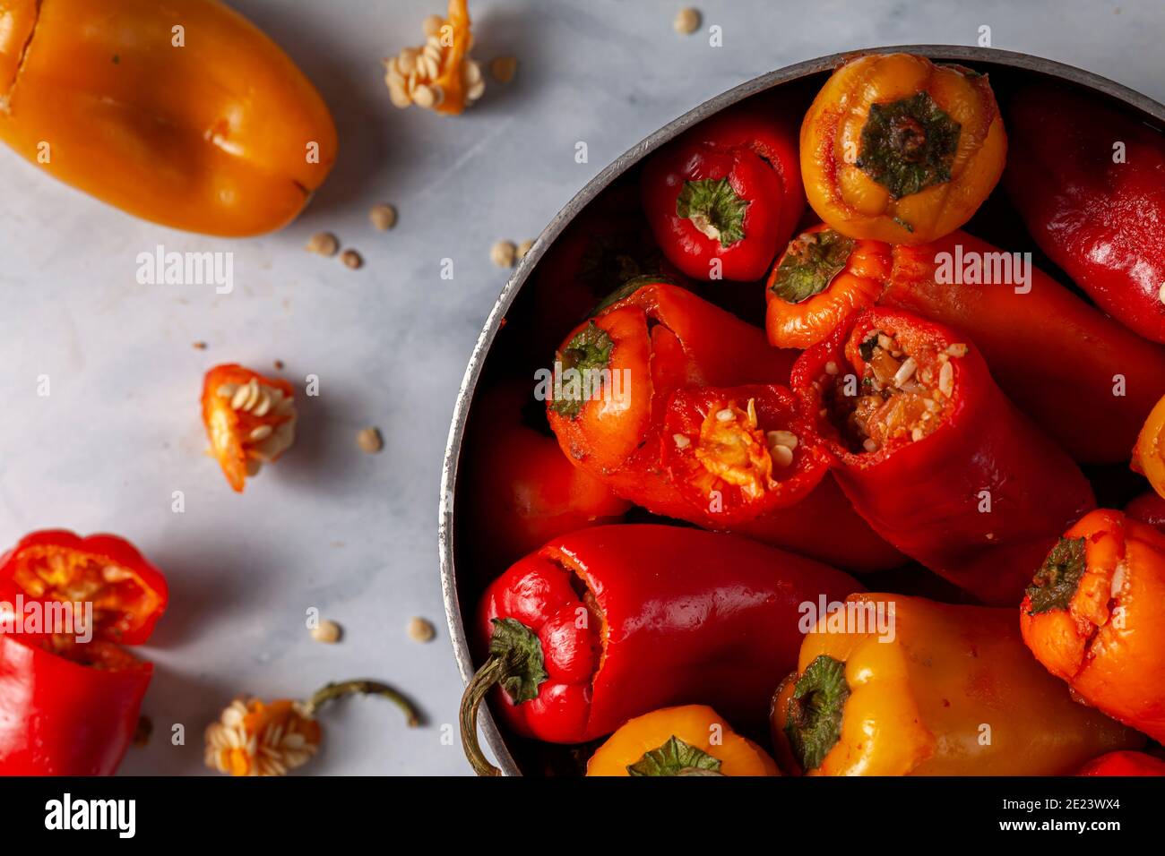Produzione di peperoni ripieni con riso, ripieno a base di miscela di carne. I peperoni sono stati tagliati in cima e i semi sono stati rimossi. Poi furono riempiti di Foto Stock