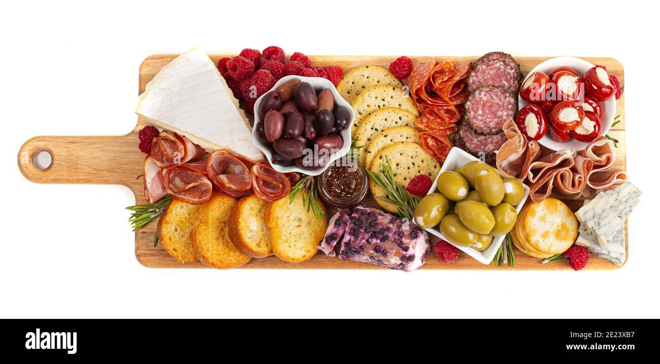 Salato Charcuterie Board coperto di carni Olives Peppers Berries e. Formaggio Foto Stock